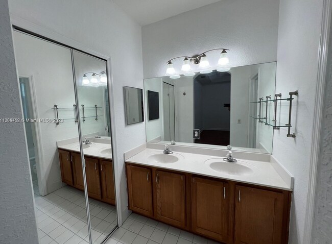 Foto del edificio - 8651 NW 112th Ct