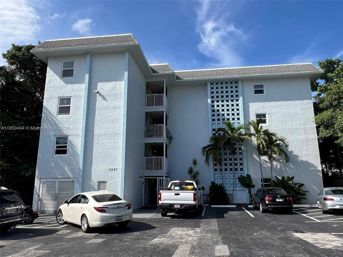 Foto principal - 3257 NE 13th St
