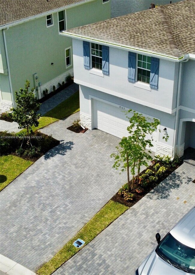 Foto del edificio - 4163 Lagoon Shore Dr