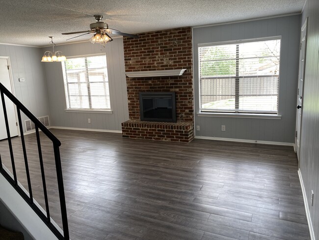 Building Photo - 301 Starbright Dr