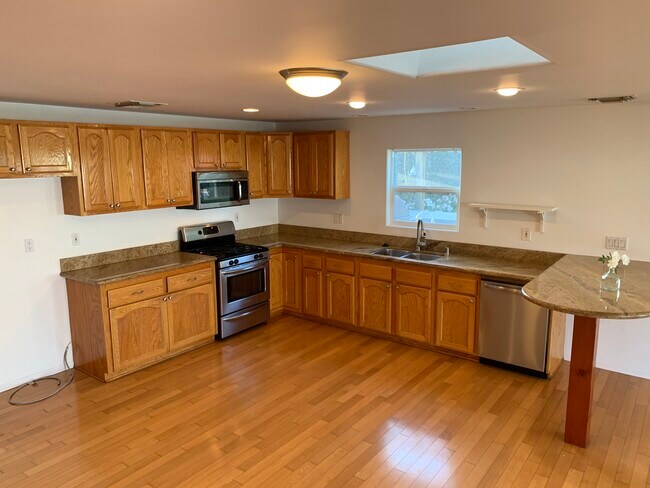 Luz natural y tragaluces - 4635 Lindblade Dr