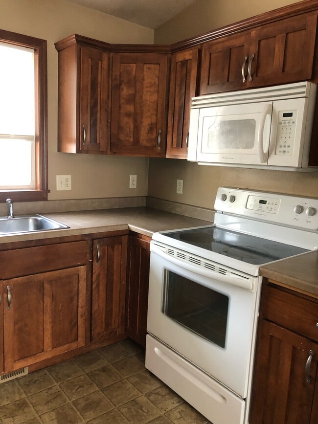 Building Photo - 508 S Whitewood Ave
