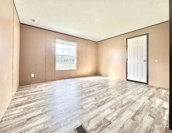 Building Photo - Spacious 3 Bed, 2 Bath Mobile Home in Gonz...