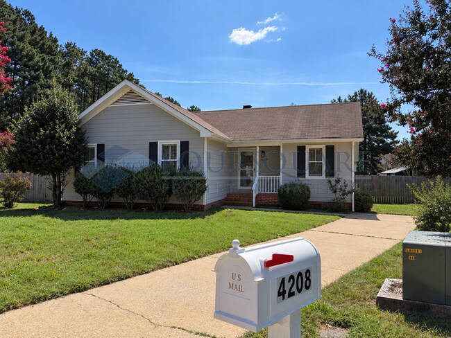 Foto del edificio - Charming Ranch Home with Large Deck, & Fenced Yard in Raleigh, NC