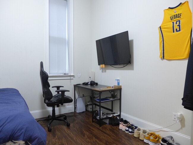 Building Photo - 1884 Washington St