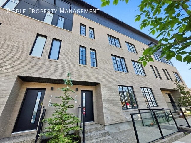 Photo du bâtiment - STUNNING 4 BEDS, 2.5 BATHS TOWNHOUSE | PREMIUM FINISHES & PRIVATE BALCONY | AC AVAILABLE