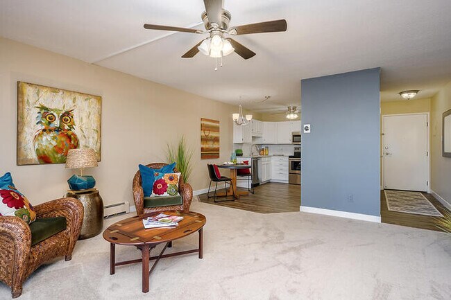 Foto del edificio - Beautiful 55+ Community Condo