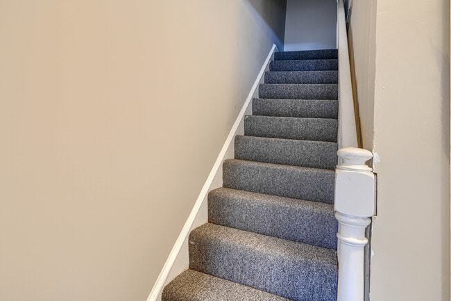 Escalera de acceso a la Unidad 2 - 4243 Shamrock Ave