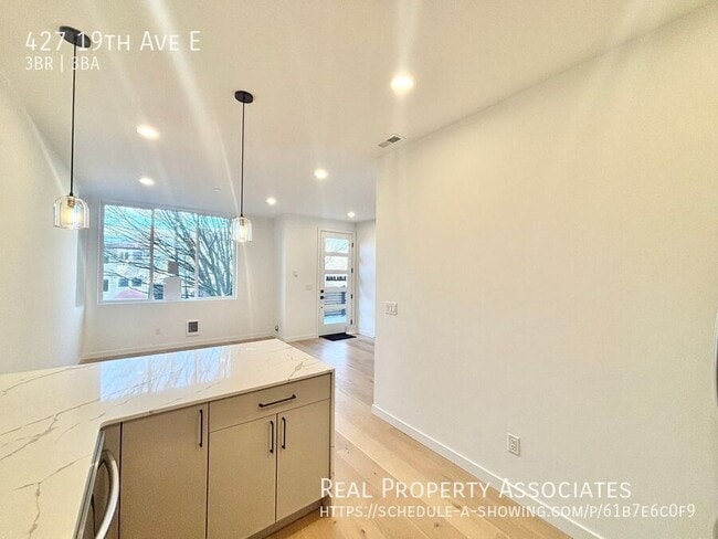 Building Photo - 427 19th Ave E