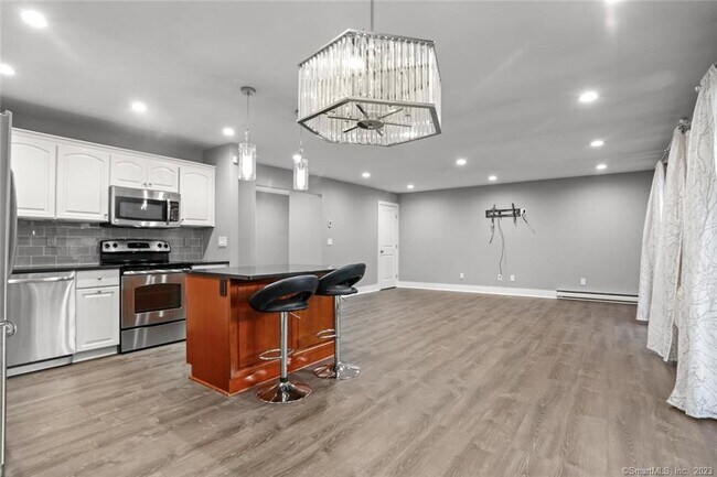 Building Photo - 255 Strawberry Hill Ave