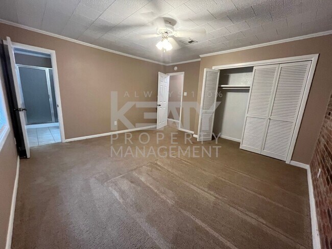 Building Photo - Spacious townhouse in the heart of Lafayette!