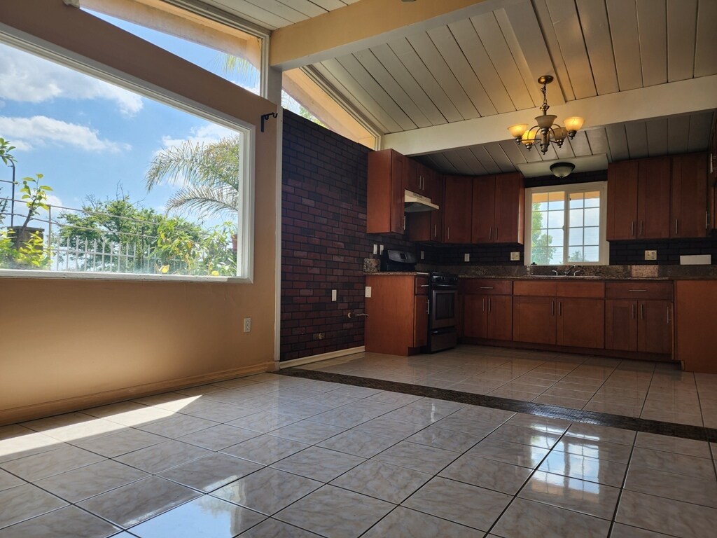 Kitchen - 1258 N Albertson Ave