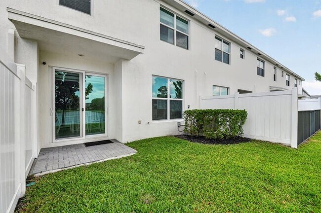 Foto del edificio - 6933 Harbours Edge Ave