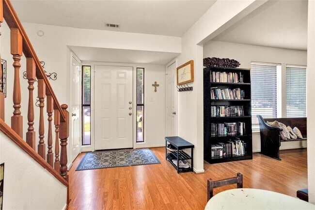 Building Photo - 3202 Hemingway Dr
