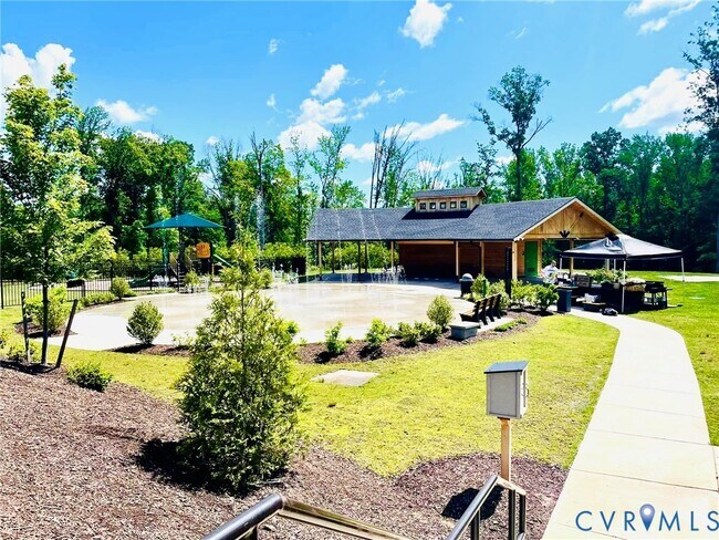 Foto del edificio - 16043 Cambria Cove Blvd