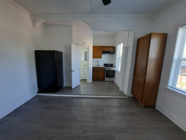 Building Photo - 736 W 7th St