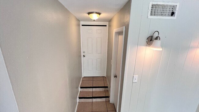 Building Photo - "Second Month of Rent FREE" Charming 2 Bed...