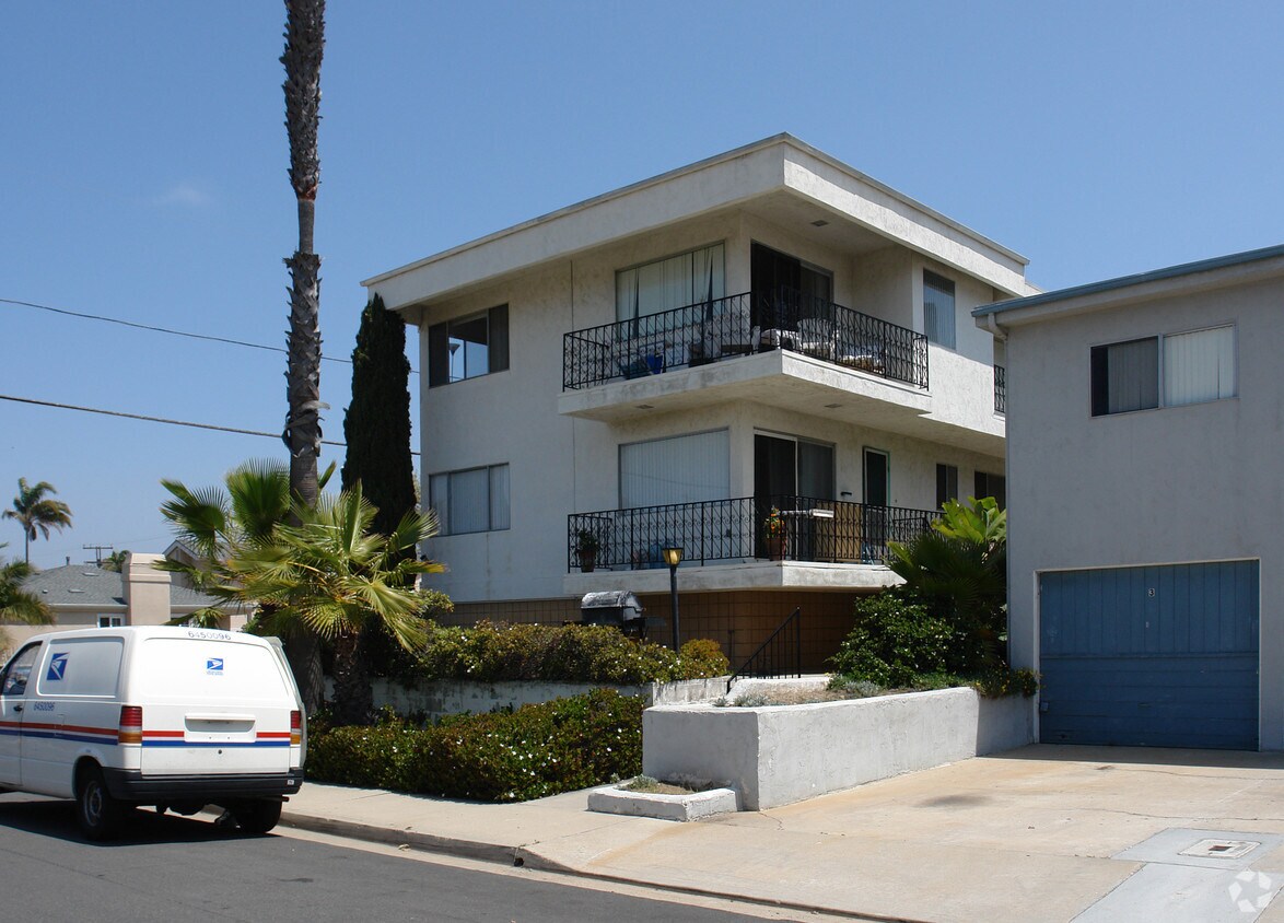 Primary Photo - 3990 Crown Point Dr