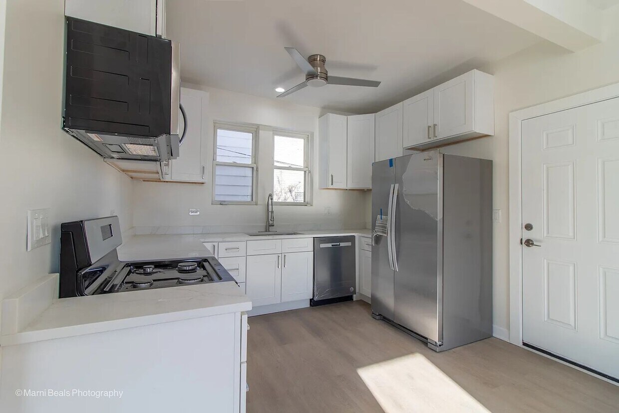 Foto principal - Newly Renovated 3 bedroom/3 bath home avai...