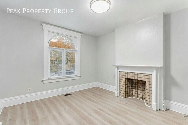 Foto del edificio - 196 W 8th Ave