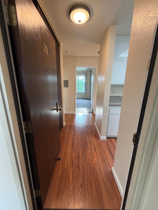 Building Photo - 190 Eastmoor Ave