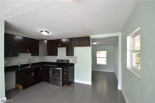 Foto del edificio - 1324 Brookhill Dr