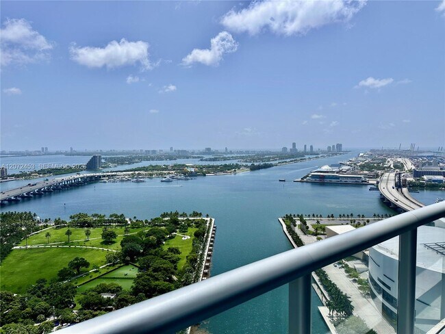 Foto del edificio - 888 Biscayne Blvd