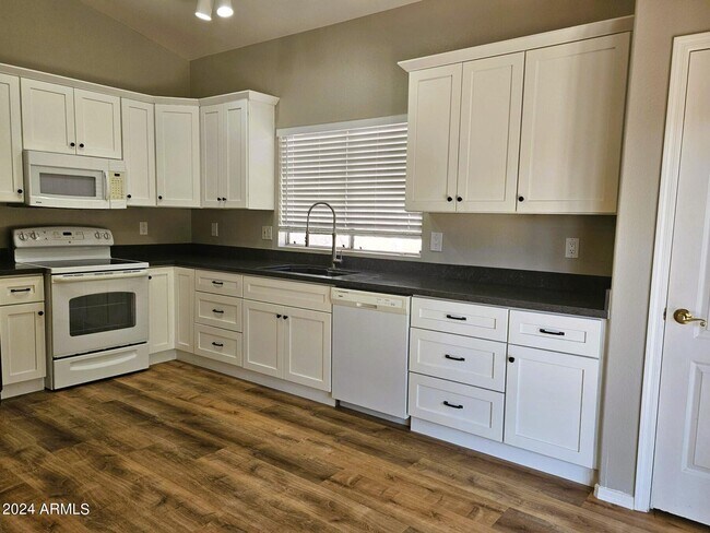Building Photo - 4131 E Tanglewood Dr