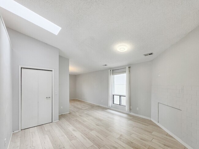 Photo du bâtiment - 4534a Stanley Rd SW