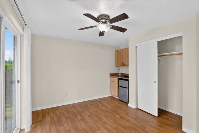 Building Photo - Centrally Located Studio Apartment in Beaverton