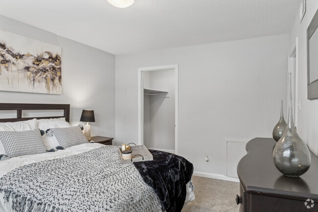 Majestic -2BR, 1BA - 900SF - Second Bedroom - Royal Park - Students save up to 10%!