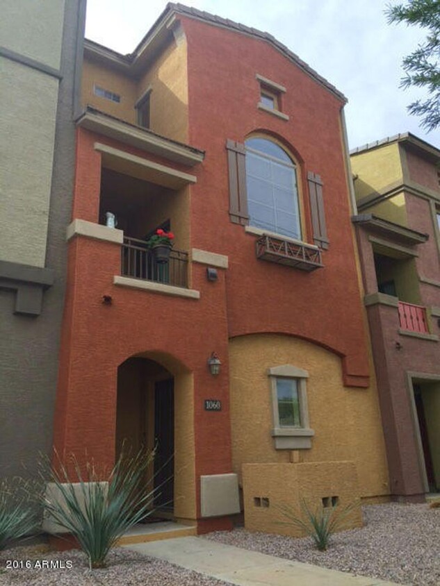 Foto principal - 3 Level Town house with 2 Master suite in ...