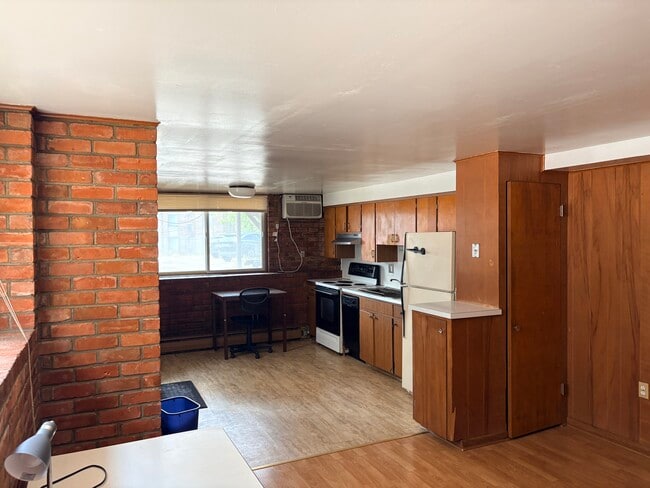 Den to Kitchen - 522 Packard St - 5 Minute Walk to UofM Campus