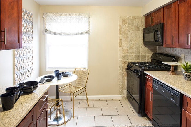 Three Bedroom Kitchen - The Arbors At Franklin