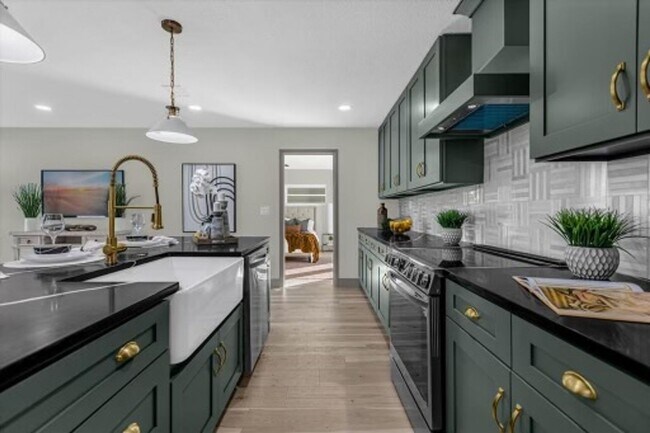 Building Photo - Newly Renovated, Luxurious 4 Bedroom 3 Bat...