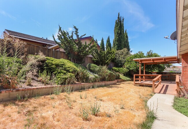 Foto del edificio - 3 bedroom Home on a corner Lot