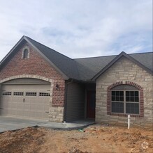 Building Photo - 305 Deerfield Dr