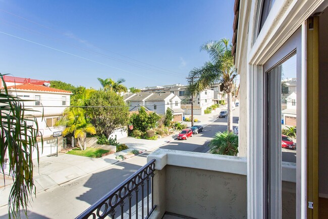 Photo - SPACIOUS, TRI-LEVEL, 3BR3.5BA HOME W/ ROOF...