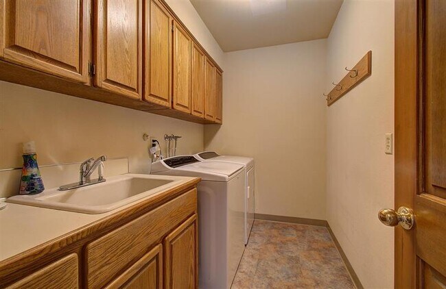 Building Photo - Prestigious Lakeview Estates neighborhood ...