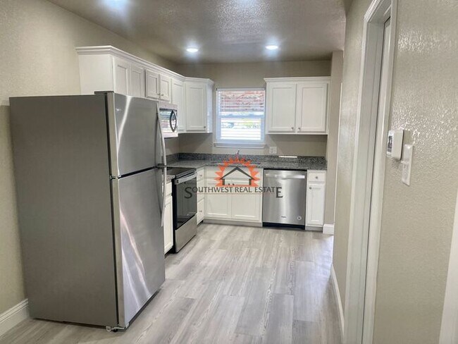 Building Photo - 2 bedroom 1.5 bathroom near ENMU- ALL BILL...