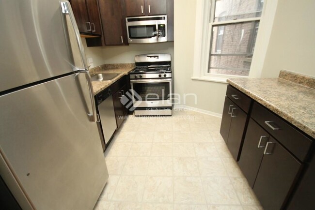 Building Photo - 424 W Belden Ave