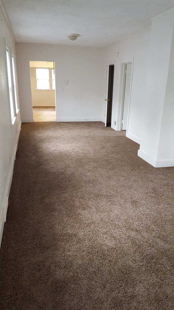 Building Photo - Spacious Two Bedroom House with Huge Loft