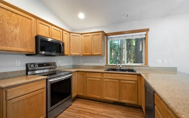 Building Photo - 4 bedroom 2 story home in Sudden Valley