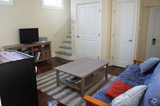 Building Photo - 818 Hollins St