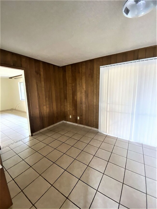 Building Photo - Large 4 Bedroom home with Garage and Enclo...