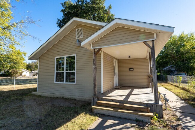 Foto del edificio - Stunning 3 Bed 2 Bath In Quiet Neighborhood