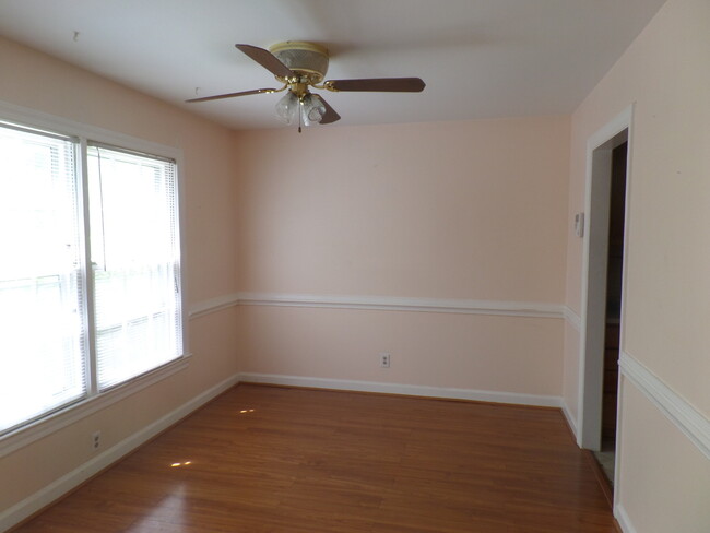 Foto del edificio - CORNER TOWNHOUSE/WOOD FLOORS/EXTRA WINDOWS...