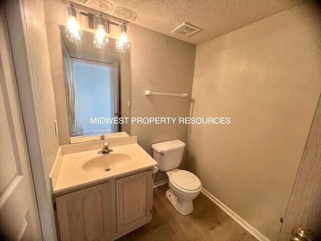 Foto del edificio - Stunning townhome w/ outdoor Maintenance p...