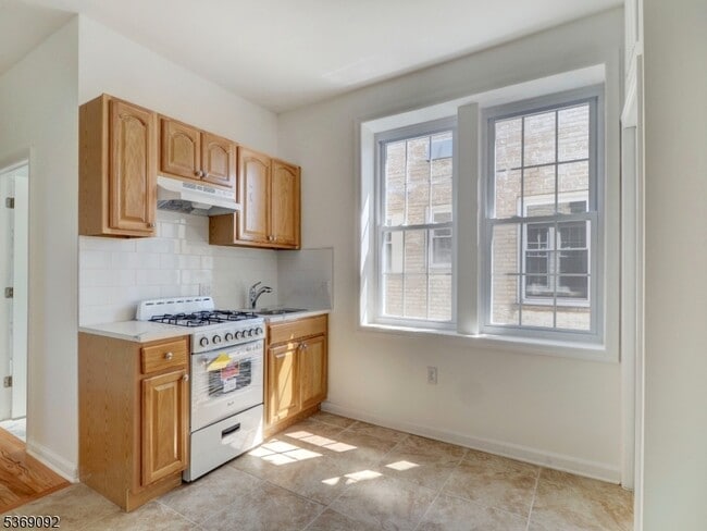 Building Photo - 138 Elmora Ave