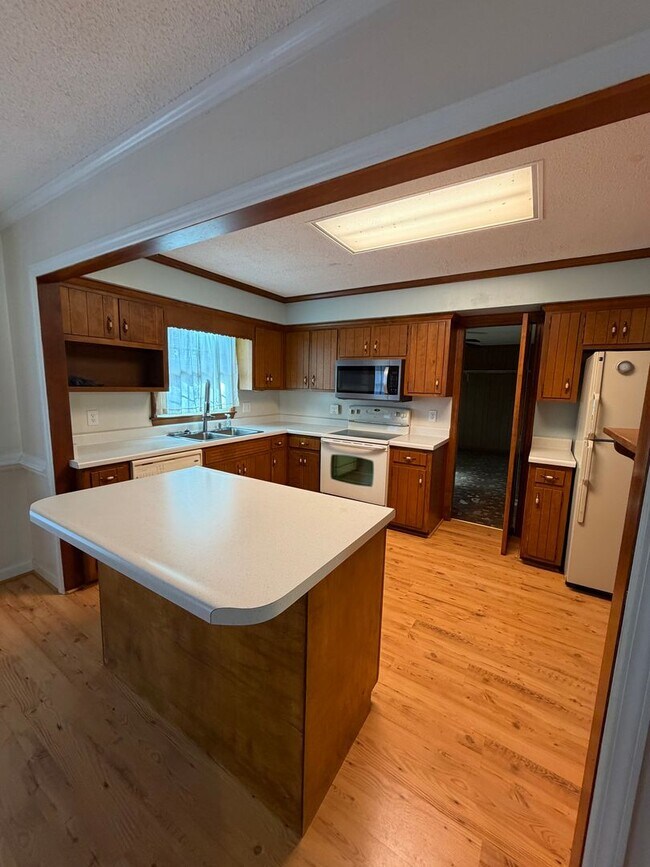 Foto del edificio - Spacious 3 Bedroom, 2 Bath Home on Over an Acre – Lawn Care Included!